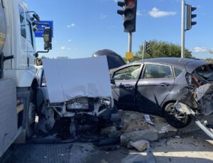 Çanakkale Lapseki’de kırmızı ışıkta bekleyen 4 otomobile tanker çarptı, 4 kişi yaralandı