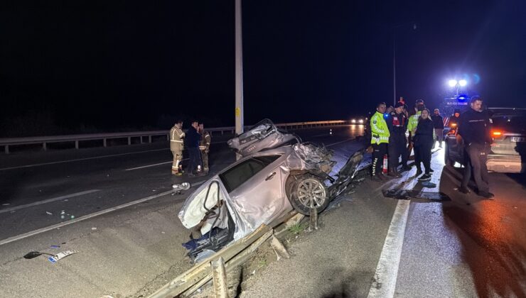 Çanakkale’de otomobil aydınlatma direğine çarptı, sürücü ve yanındaki kişi öldü