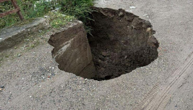 Çanakkale’de sağanak nedeniyle Biga’da yol çöktü, Gelibolu’da tekneler karaya vurdu