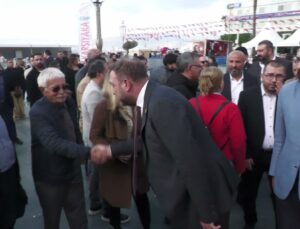 CHP İzmir İl Başkanlığı, Cumhuriyet’in 103. yılında Atatürk Anıtı’na çelenk bıraktı