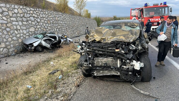 Çorum Alaca’da iki otomobilin çarpışmasında 4 kişi yaşamını yitirdi, 2 kişi yaralandı