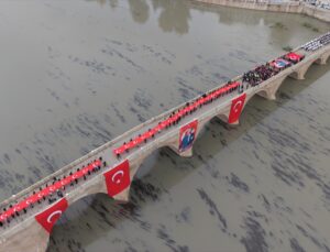Çorum Osmancık’ta 103 metrelik bayrakla Bayrak Yürüyüşü yapıldı