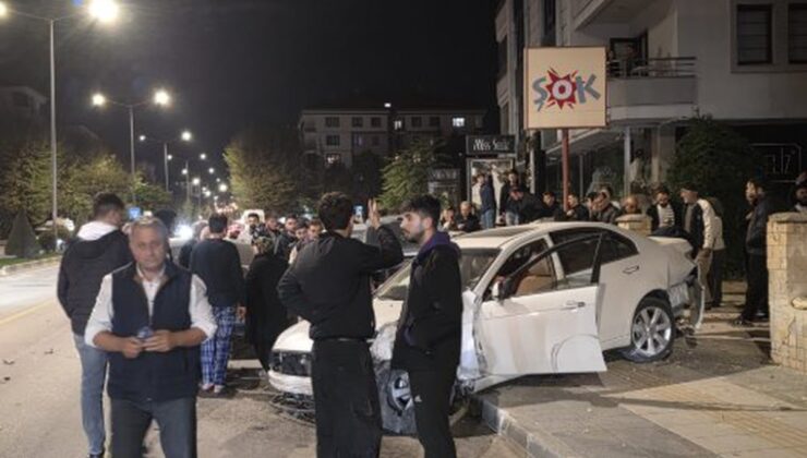 Çorum’da iki aracın karıştığı kazada savrulan araç trafoya çarptı; 4 kişi yaralandı