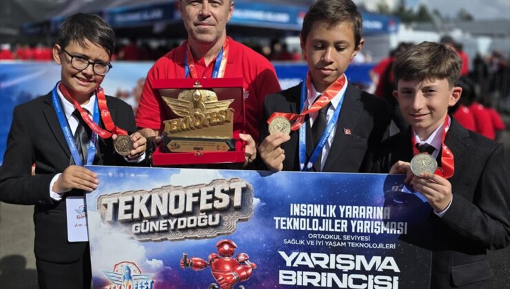 Çorumlu öğrenciler TEKNOFEST’teki Türkiye birinciliği ödülünü Cumhurbaşkanı Erdoğan’ın elinden aldı