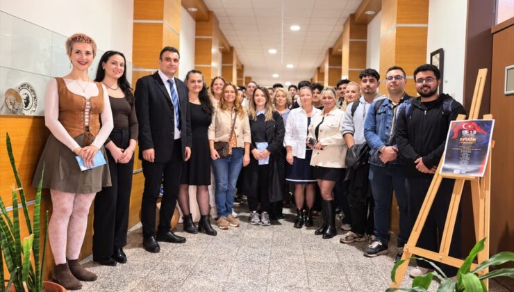Cumhuriyet’in 103. yılı için 12 ilde düzenlenen karma serginin İzmir ayağı açıldı