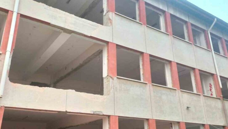 Denizli Çivril’de 1982’de açılan ortaokulda güçlendirme başladı, 205 öğrenci taşındı