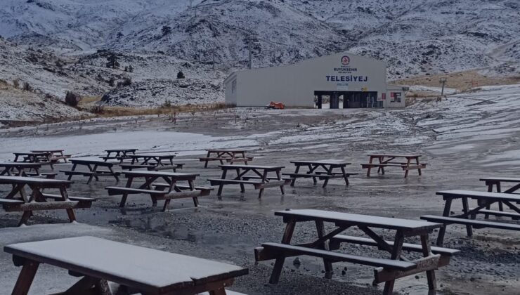 Denizli’de Nikfer Kayak Merkezi de mevsimin ilk karıyla beyaza büründü