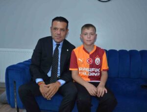 Dinçer Azaphan, Soma’da ölen Kerim Ören’in oğlu Yaşar’ı Kırkağaç’ta ziyaret etti