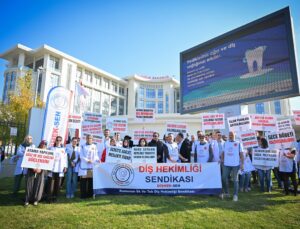 DİŞHEK-SEN üyesi diş hekimleri Sağlık Bakanlığı önünde taleplerini dile getirdi