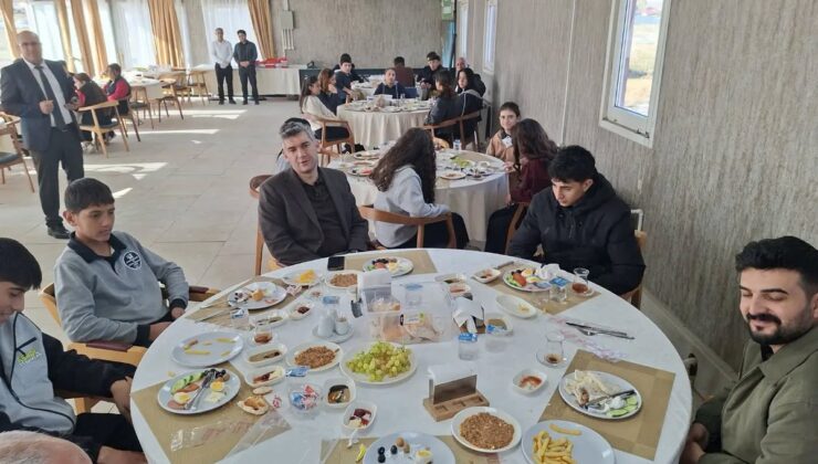 Diyadin Kaymakamı Korkusuz, Ağrı’da lise öğrencileriyle kahvaltıda buluştu