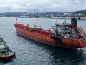 Dronla vurulan tanker İstanbul Boğazı’ndan geçti! Boğaz gemi trafiğine çift yönlü kapatıldı
