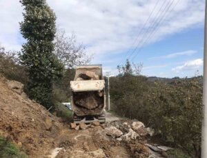 Düzce Çamlısu’da kayma yaşanan yol taş tahkimatı ve dolguyla stabilize edildi