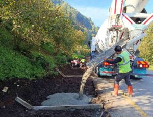 Düzce İl Özel İdaresi, Gölyaka’da beton kanal serim çalışmalarına başladı