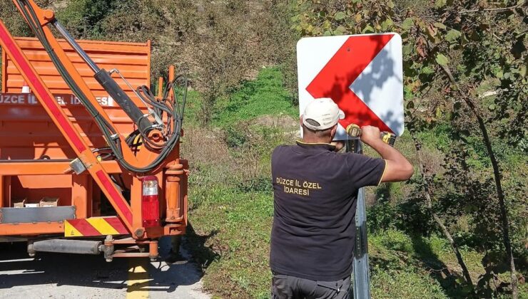 Düzce İl Özel İdaresi, Yığılca Tıraşlar Köyü’nde trafik levhalarını düzenliyor