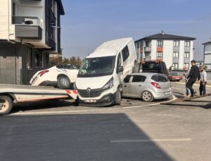 Düzce’de 3 aracın karıştığı kazada park halindeki araç yan yattı, 3 kişi yaralandı