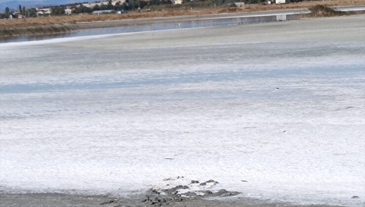 Edirne Enez’de Tatlısu Gölü sıcak hava etkisiyle kurudu, tabanında tuz oluştu