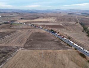 Edirne Hamzabeyli’de 37 kilometrelik tır kuyruğu şoförleri mağdur etti