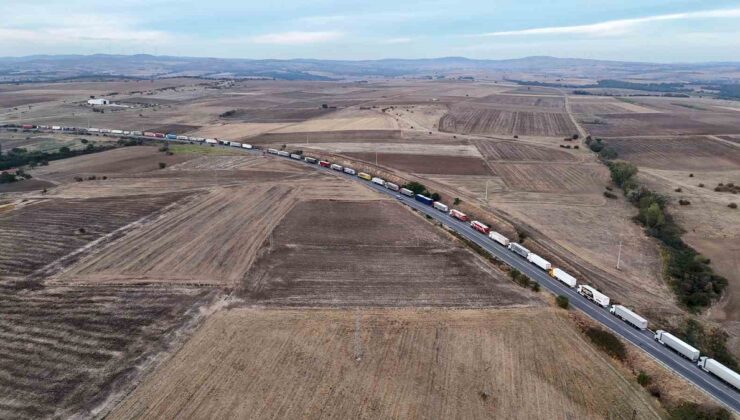 Edirne Hamzabeyli’de 37 kilometrelik tır kuyruğu şoförleri mağdur etti