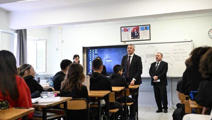 Edirne Valisi Sezer, 80. Yıl Cumhuriyet Anadolu Lisesi’nde öğrencilere başarı diledi