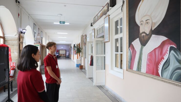 Edirne’de 1893’te inşa edilen tarihi binada 1. Murat Anadolu Lisesi eğitim veriyor