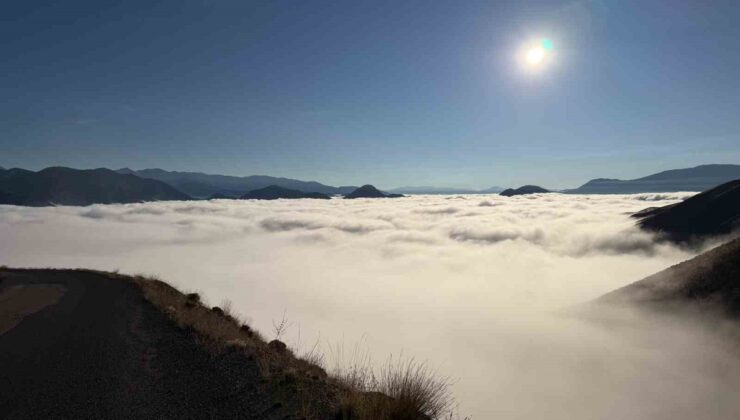 Elazığ Palu’da Gökdere köyünde sis, güneşle birleşip kartpostallık görüntü oluşturdu