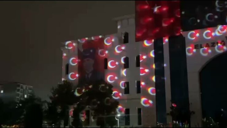 Elazığ Valilik binası 29 Ekim öncesi Türk bayrağı ve ay yıldızla ışıklandırıldı