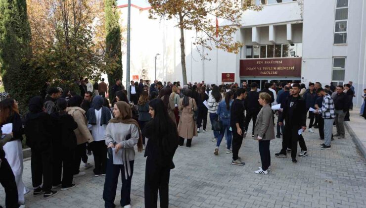 Elazığ’da KPSS ortaöğretim oturumu başladı, binlerce aday salonlarda ter döktü