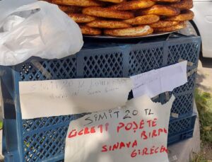 Elazığ’da KPSS’ye giren simitçi tezgahına not bıraktı: Simit 20 TL, ücreti poşete bırak