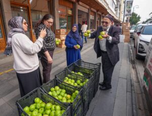 Elmacı Dede, 1300 kilo elmayı Diyarbakır’da askerlere ve vatandaşlara dağıttı