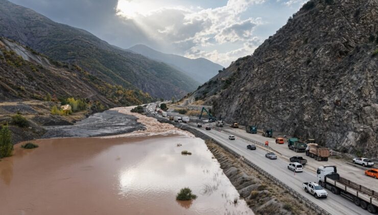 Erzincan-Erzurum kara yolunda sel ve heyelan tahribatı havadan görüntülendi