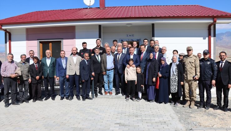 Erzincan Kemah’ta kaya düşmesi riskine karşı 28 afet konutu hak sahiplerine verildi