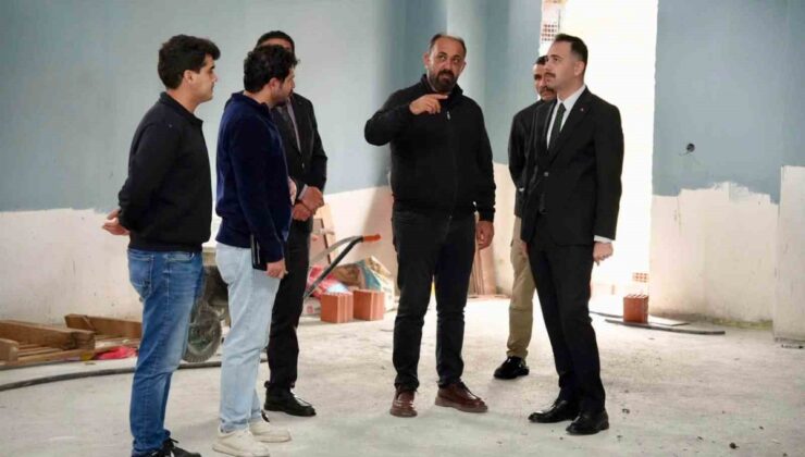 Erzincan Üzümlü’de yapımı süren güreş salonunu Kaymakam Hökelekli inceledi