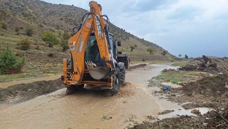 Erzincan’da sağanak Çağlayan’da su baskınına yol açtı, Erzurum yolu tek yönlü kapandı