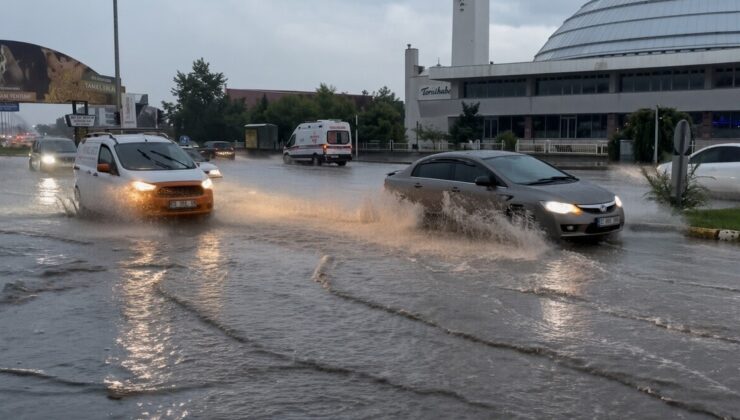Erzincan’da yağış sonrası gece semaları şimşek ve yıldırımlarla aydınlandı
