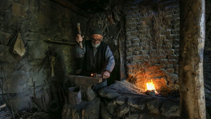 Erzurum Oltu’da 85 yaşındaki demirci Nurettin Toprak 60 yıldır aynı örste nal dövüyor