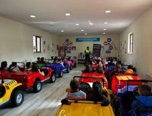 Erzurum’da polisler ilkokul öğrencilerine trafik eğitimi verdi