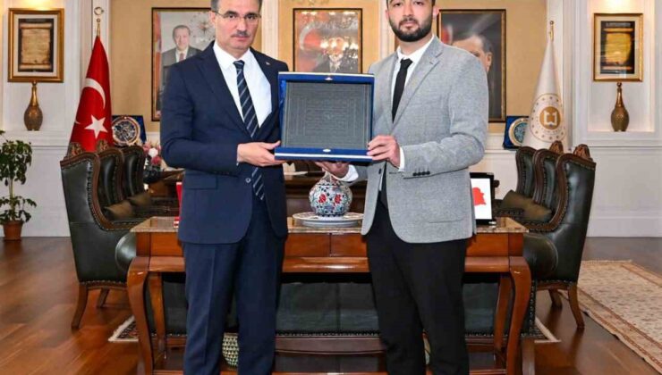 Erzurum’u temsil eden Bilirdönmez, Ahi Sancağı Plaketi’ni Vali Baruş’a takdim etti