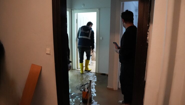Esenyurt Belediyesi ekipleri sağanak sonrası su baskınlarına müdahale etti