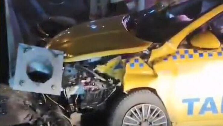 Esenyurt E-5 yan yolda taksi elektrik direğine çarptı, taksici hayatını kaybetti
