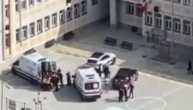 Esenyurt’ta lise öğrencisi iki arkadaşını bıçakla yaraladı, birinde hayati tehlike var