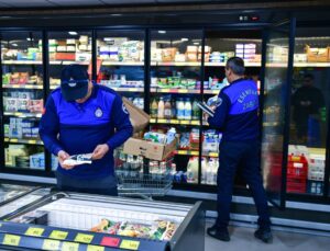 Esenyurt’ta zabıta market denetimlerini yoğunlaştırdı, eksiklere uyarı yapıyor