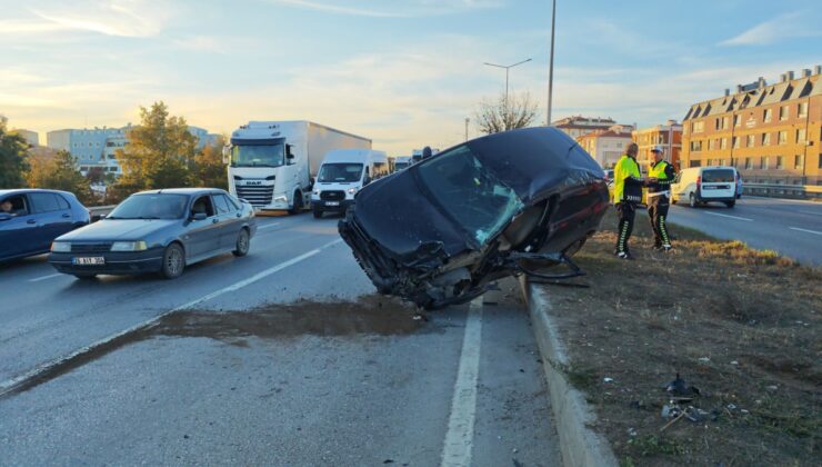 Eskişehir-Ankara yolunda TIR’la çarpışan otomobil refüje devrildi, sürücü yaralandı