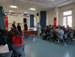 Eskişehir İnönü’de velilere okul-aile, öğrencilere dijital bağımlılık eğitimi verildi.