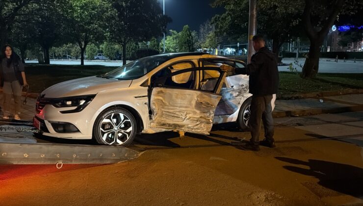 Eskişehir Tepebaşı’nda iki otomobil çarpıştı, kazada 3 kişi yaralandı