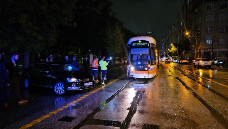 Eskişehir Tepebaşı’nda tramvayla çarpışan otomobilde 2 kişi yaralandı