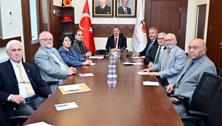 Eskişehir Valisi Erdinç Yılmaz, Yunus Emre Vakfı toplantısına başkanlık etti