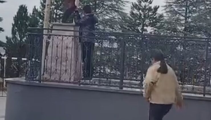 Eskişehir’de 11 yaşındaki Alperen, Atatürk büstü ıslanmasın diye şemsiye tuttu! O anlar sosyal medyada ilgi gördü