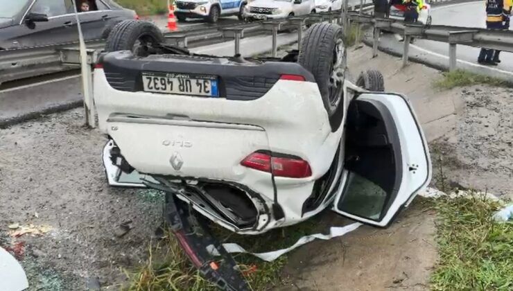 Eyüpsultan’da bariyerlere çarpan otomobil devrildi, 3 kişi yaralandı