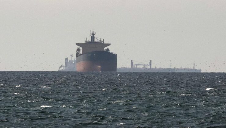 Fars’a göre Hürmüz Boğazı’nda 2,5 milyon varil kapasiteli tanker vurulup alev aldı