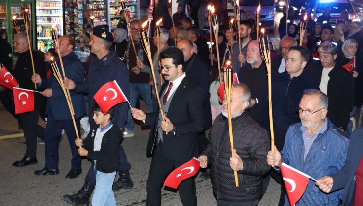 Ferizli’de Cumhuriyet’in 103. yılı için fener alayı düzenlendi